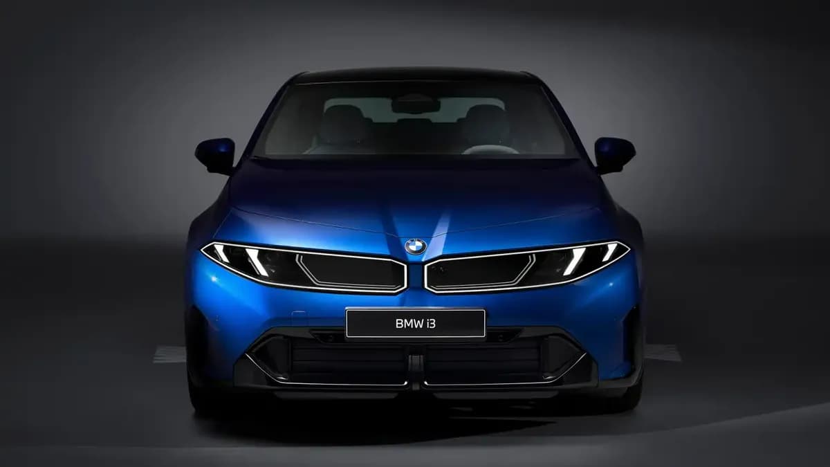2021 BMW i3 - Image 2