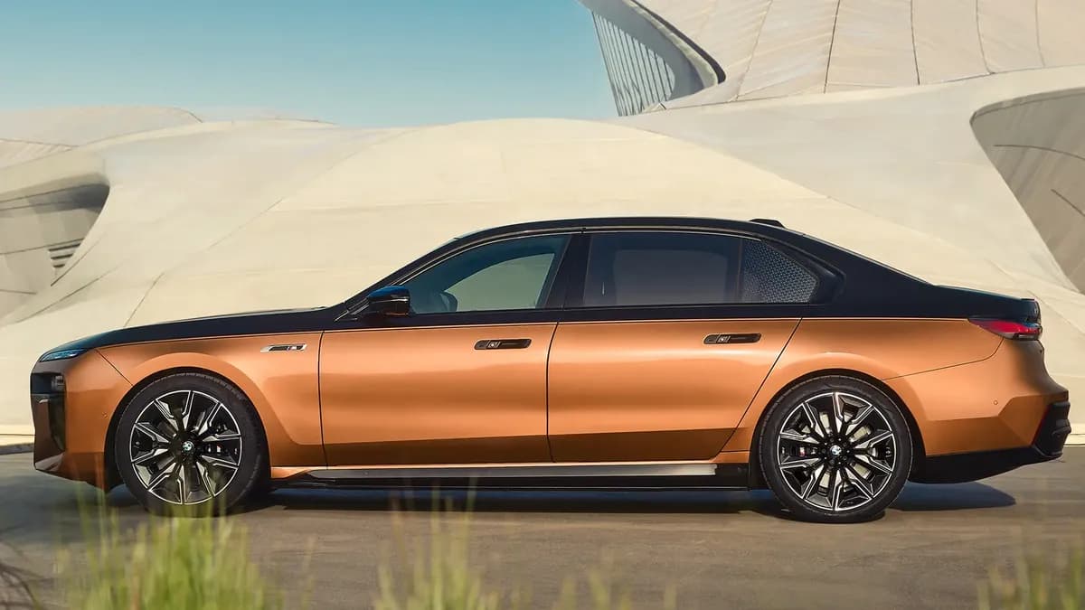 2025 BMW i7 - Image 12