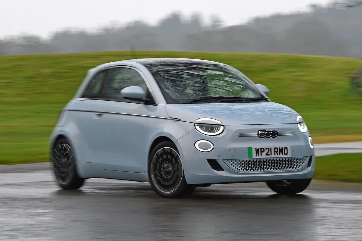 2025 FIAT 500e - Image 3