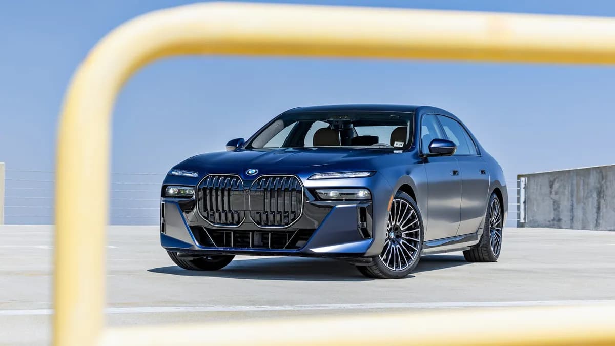 2023 BMW i7 xDrive60 - Image 2