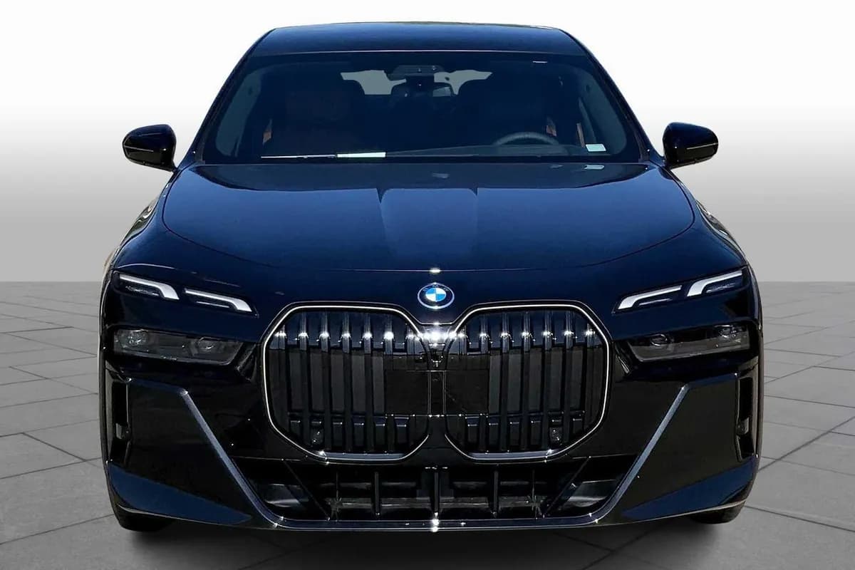2025 BMW i7 xDrive60 Sedan - Image 2