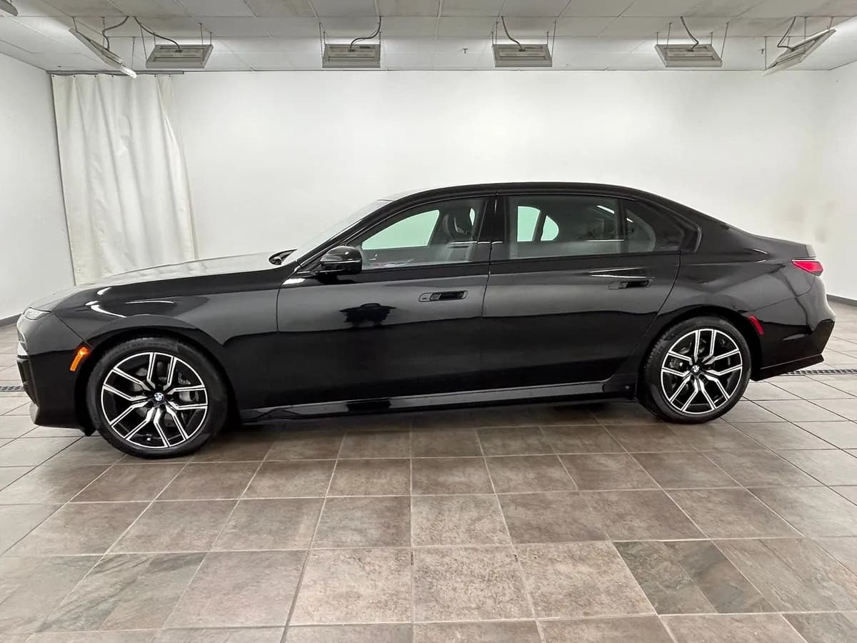 2025 BMW i7 xDrive60 Sedan - Image 3