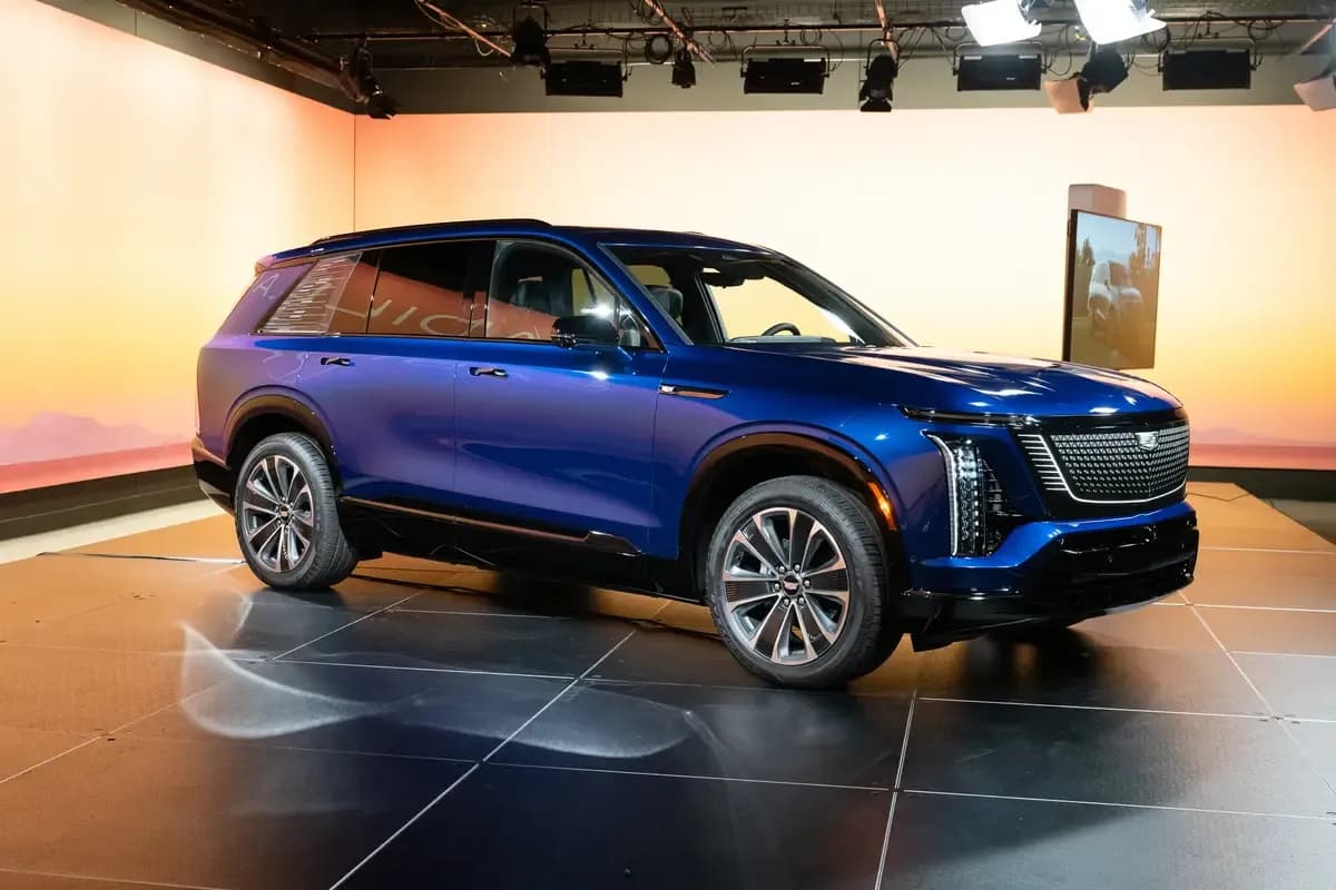 2026 Cadillac VISTIQ - Image 2