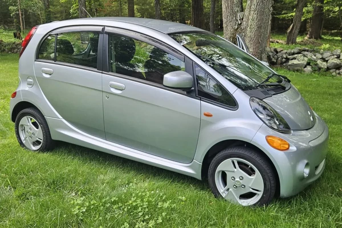 2017 Mitsubishi i-MiEV - Image 2