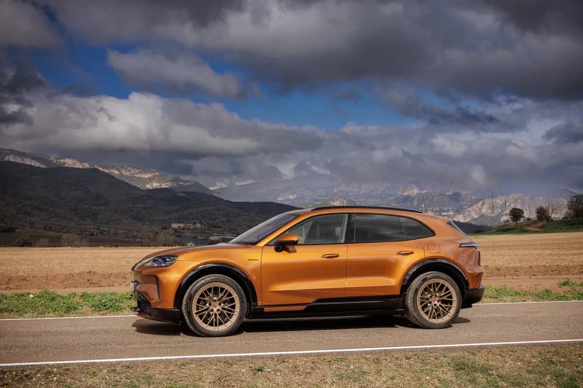2026 Porsche Cayenne Electric - Image 2