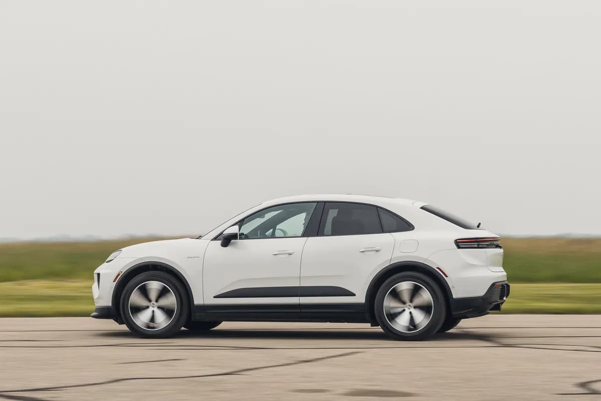 2025 Porsche Macan - Image 3