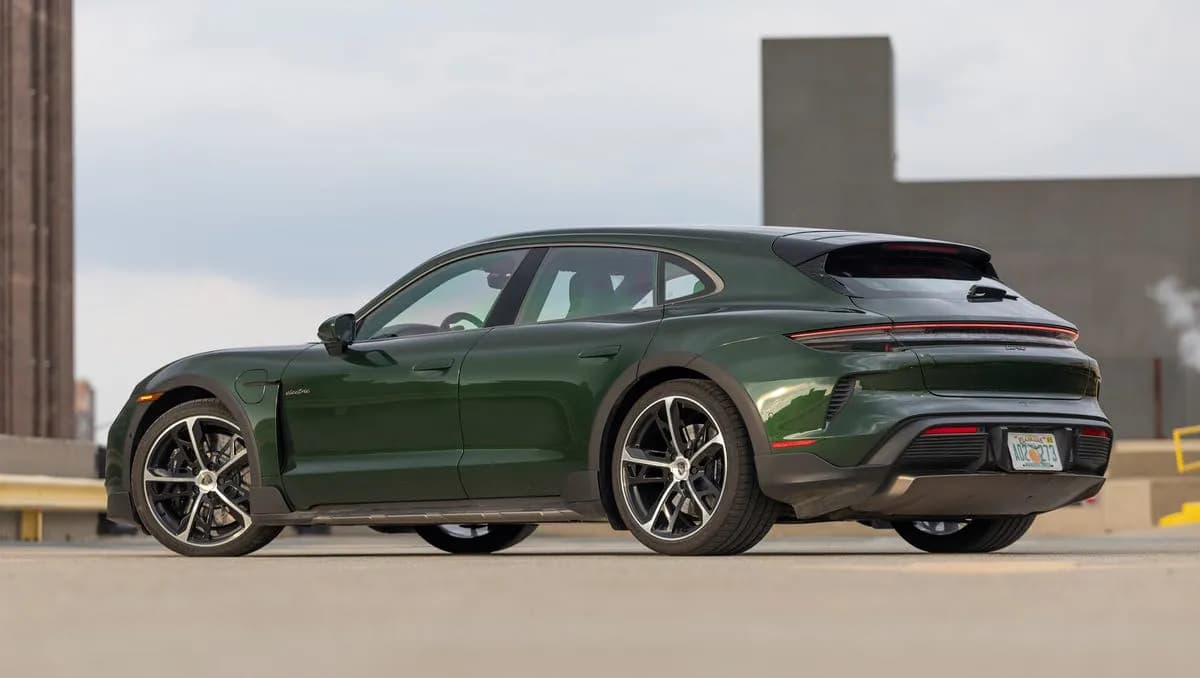 2024 Porsche Taycan Cross Turismo - Image 3