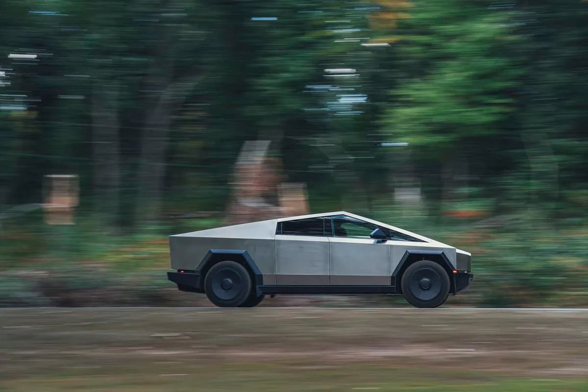 2025 Tesla Cybertruck - Image 10