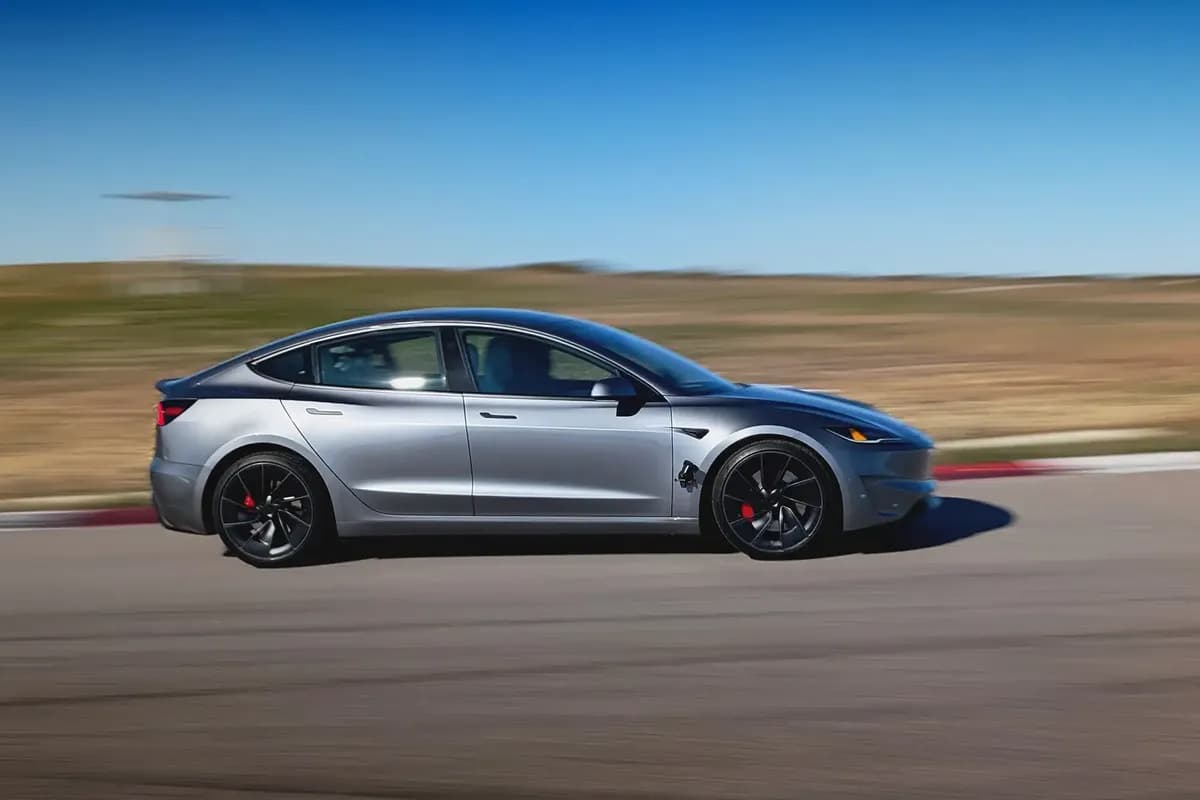 2025 Tesla Model 3 - Image 7