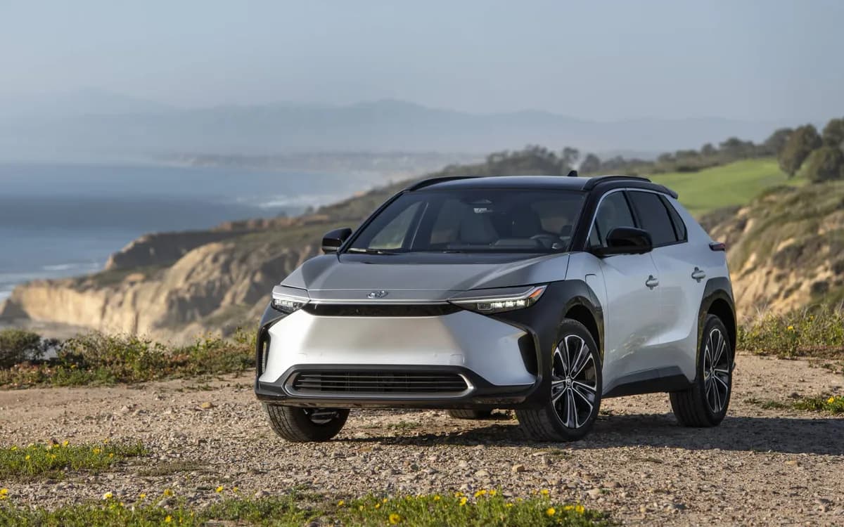2025 Toyota bZ4X - Image 3