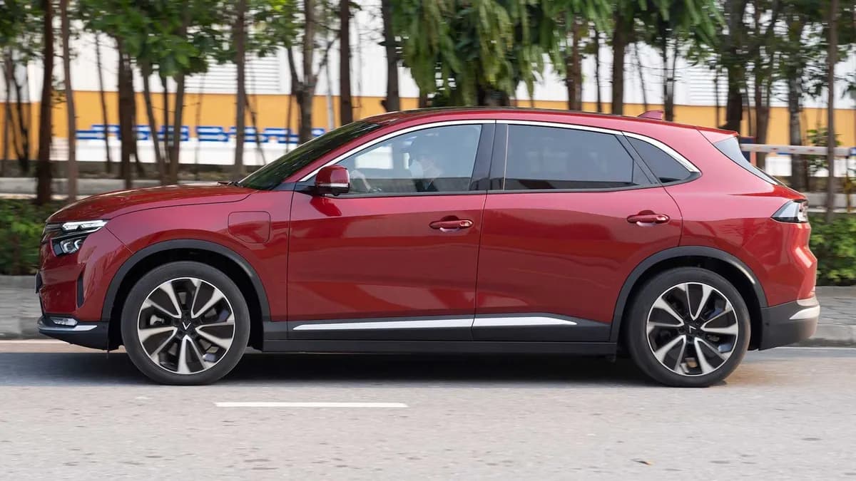2023 VinFast VF8 - Image 2