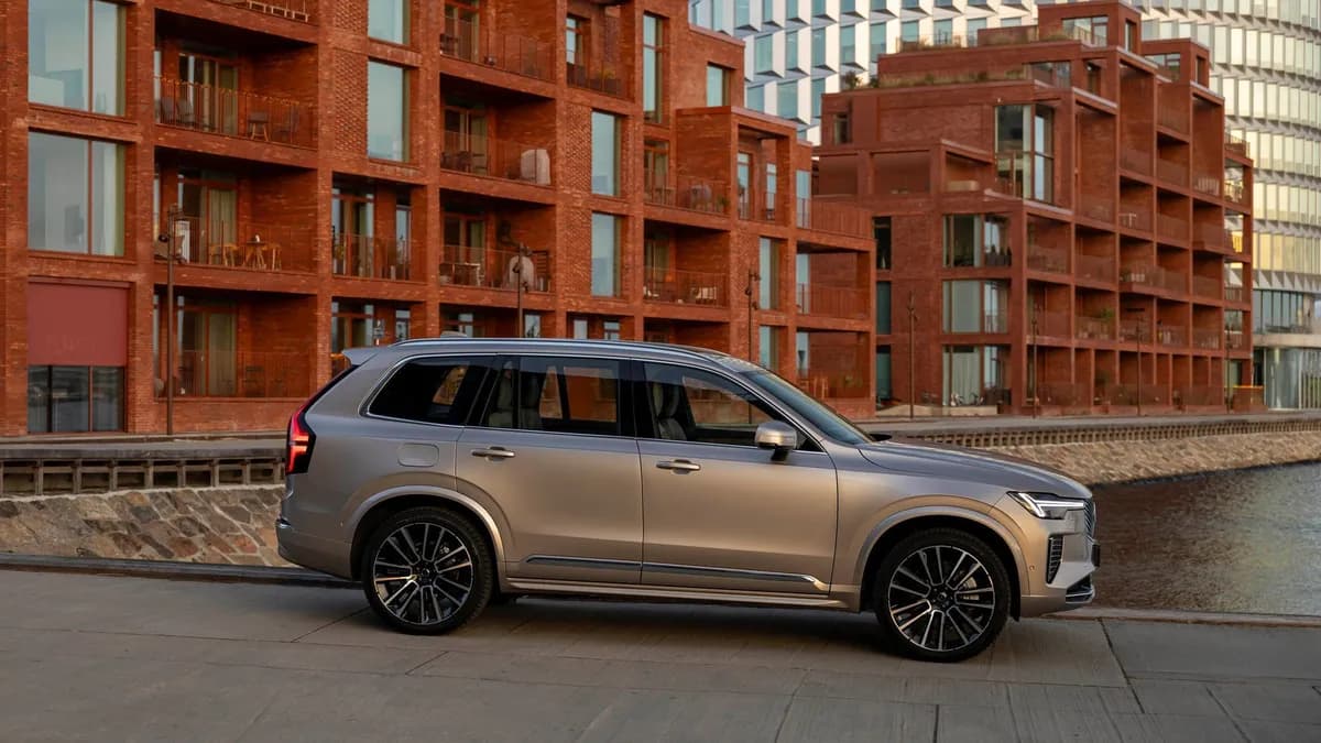 2022 Volvo XC40 Recharge - Image 4